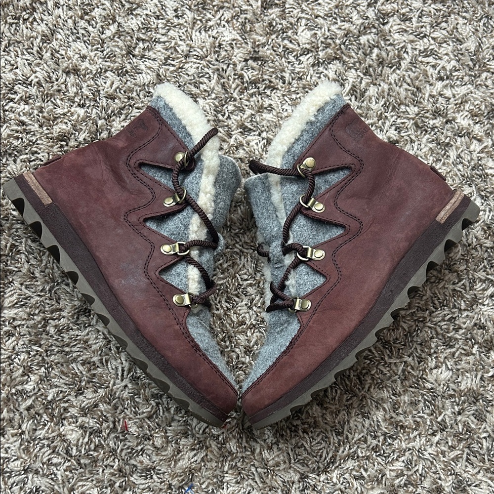Sorel Women's Sneakchic Alpine Booties in Cattail Brown Sz 7.5